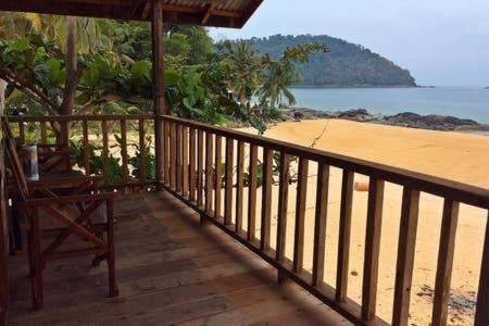Beachfront Hut Downstairs Astra - Beach Shack Chalet Kampong Juara ภายนอก รูปภาพ